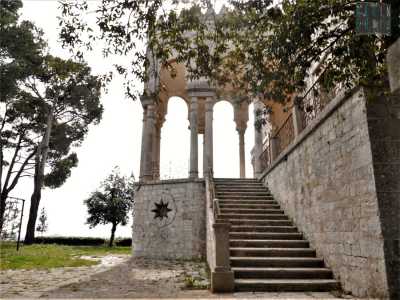 Nella sua parte sottostante, sono inseriti due grandi fori a forma di stella a otto punte
